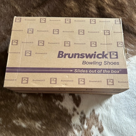 VGUC Brunswick women’s bowling shoes in size 8.5. - Picture 2 of 6